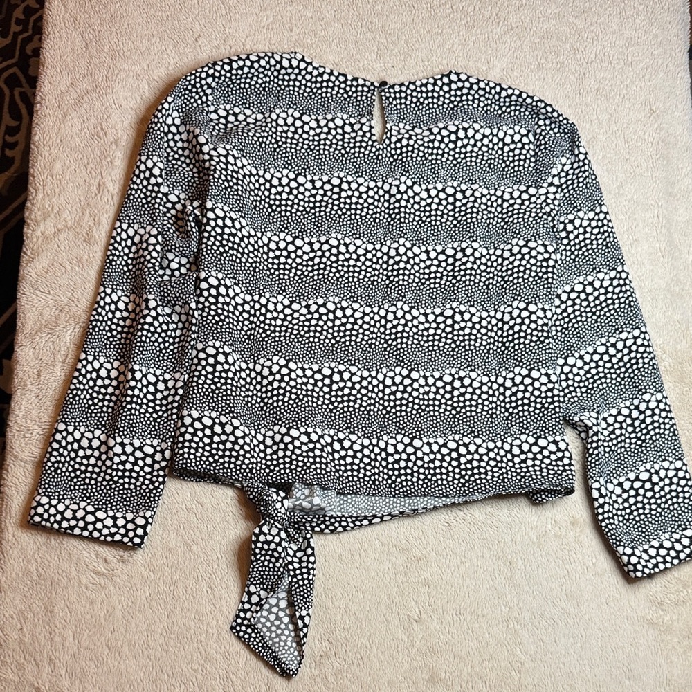 Talbots Black and White Patterned Blouse with tie at bottom Petite sz L - Picture 9 of 9